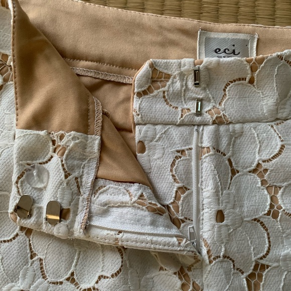 Eci New York  lined bone colored  floral lace shorts, size 6 - Picture 6 of 8